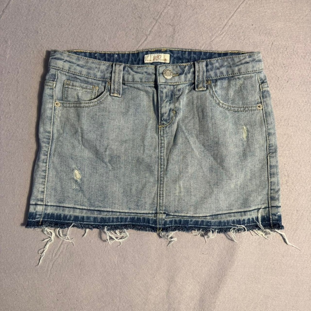 SO Y2K Light Wash Distressed Frayed Hem Denim Mini Skirt Size 7 Cotton